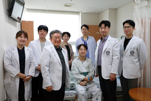▲ 강동경희대병원 주선형, 이승환 교수팀이 생체 간이식 복강경 간 적출 수술에 성공했다.