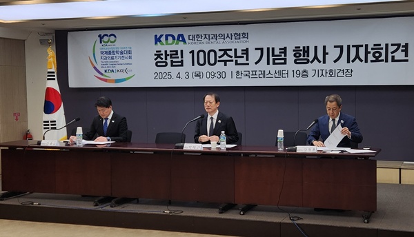 ▲ (왼쪽부터) 강충규 부회장, 박태근 회장, 강정훈 총무이사.