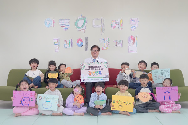 ▲ 이상돈 병원장이 아동학대예방 릴레이 캠페인에 참여했다.