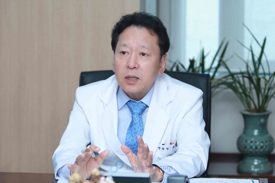 ▲ 오가논의 천식 및 알레르기비염 치료제 싱귤레어(성분명 몬테루카스트)가 올해로 국내 출시 25주년을 맞이했다. 이에 의약뉴스는 바이러스 호흡기질환의 유행이 잦아들고 천식 및 알레르기 비염의 위험이 증가하는 봄을 맞아 건국대학교병원 호흡기알레르기내과 유광하 교수(대한결핵 및 호흡기학회 이사장)을 만나 천식 및 알레르기비염 치료에 있어 싱귤레어의 임상적 가치를 들어봤다.