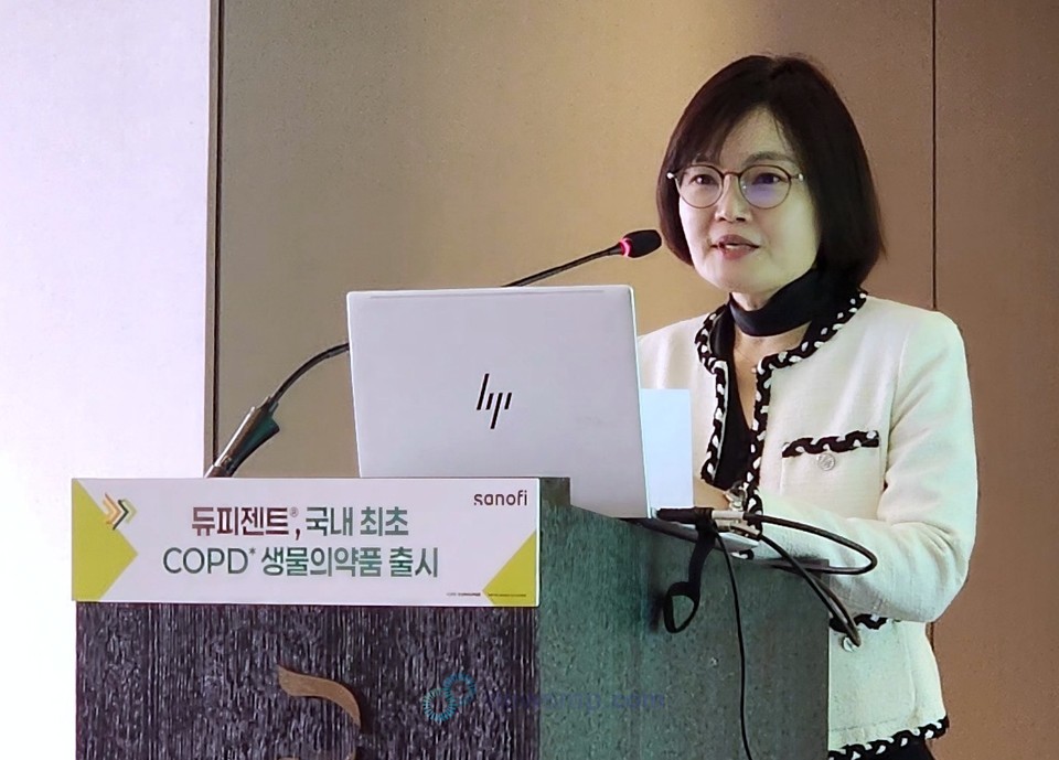 ▲ 사노피는 듀피젠트의 COPD 적응증 확대 승인을 기념, 9일 서울 플라자 호텔에서 기자간담회를 개최했다. 배경은 대표는 “듀피젠트 출시로 면역학적 접근이 가능해져 기존의 치료제에 반응하지 않았던 COPD 환자들에게 큰 희망이 될 것이라 기대한다”면서 “환자들이 더 편하게 숨을 쉬고, 일상이 더 편안해지기를 기대한다”고 밝혔다.