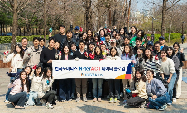 ▲ 한국노바티스는 지난 3일, 서울 영등포구 인근 환경배려 필요지역에서 직원들과 ‘데이터 플로깅’ 봉사활동을 진행했다고 밝혔다.