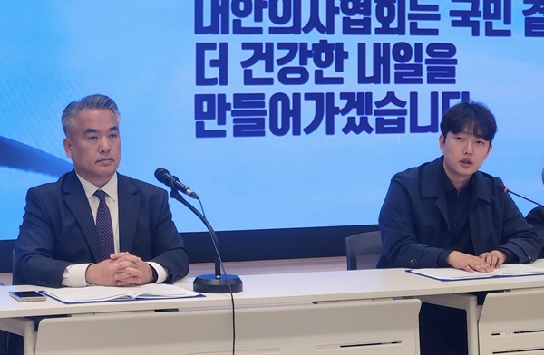 ▲ 김성근 대변인(왼쪽)과 김민수 정책이사.