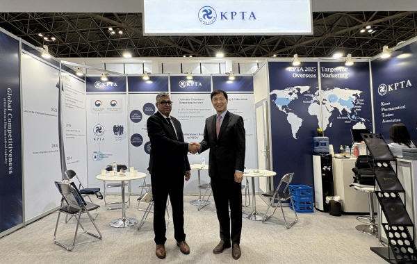 ▲ 한국의약품수출입협회는 10일, 일본 도쿄 CPHI JAPAN 2025 전시회에 참가한 인도의약품수출입협회(Pharmexci, 회장 나밋 조시)와 회의를 개최하고 의약품 무역거래 확대 등 양국 보건산업 발전을 위해 상호 협력하기로 했다고 밝혔다