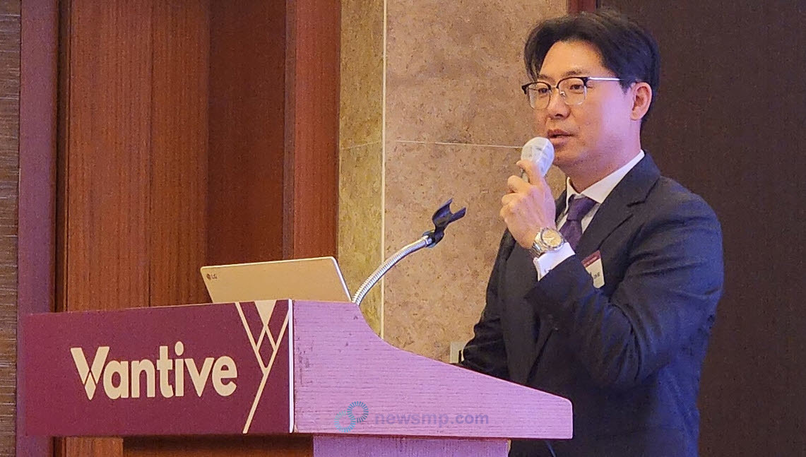 ▲ 지난 2월 박스터 신장사업부에서 분사한 밴티브의 한국 법인, 밴티브코리아가 출범 후 첫 기자간담회를 통해 ‘생명유지를 위한 장기(臟器) 치료 전문 기업’이라는 비전을 제시했다. 밴티브코리아 임광혁 대표가 비전을 제시하고 있다.