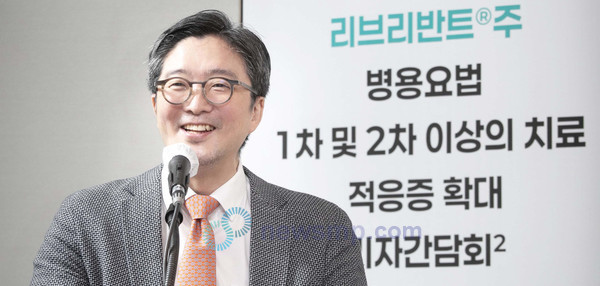 ▲ 존슨앤드존슨 제약부문 한국법인 한국얀센은 리브리반트의 적응증 확대를 기념, 22일 조선 팰리스 서울 강남 호텔에서 기자간담회를 개최해 적응증 확대의 기반이 된 주요 임상 연구와 임상적 가치를 조명했다. 삼성서울병원 혈액종양내과 이세훈 교수가 리브리반트의 주요 임상연구 결과를 소개하고 있다.