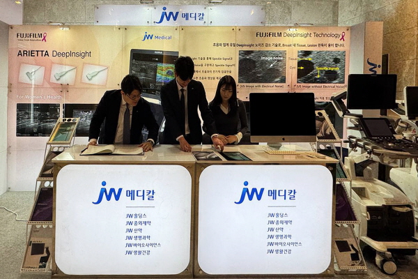 ▲ JW메디칼은 대한유방검진의학회 학술대회에 참가해 최신 초음파 영상진단기기 2종을 전시하고, 국내 의료 관계자들을 대상으로 마케팅 활동을 진행했다고 밝혔다.
