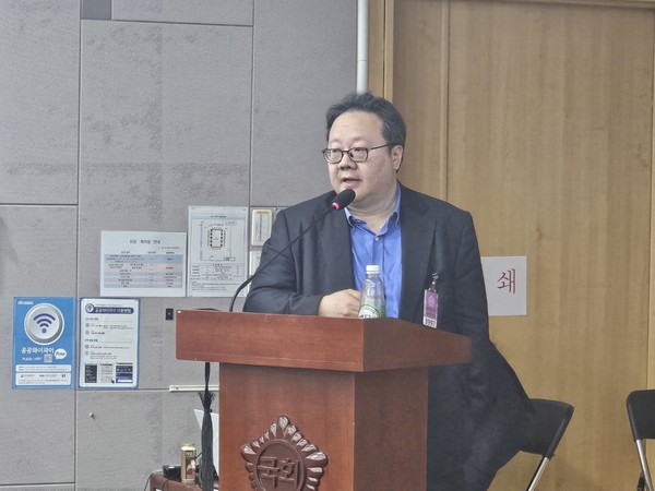 ▲ 이화여대 안정훈 교수는 현행 약가제도를 개선할 수 있는 방안을 설명했다.