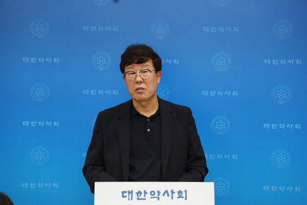 ▲ 최용석 부회장은 대한약사회 모니터링 결과 개인 간 건기식 중고 거래 시범사업에서 규정 위반이 다수 발생한 사실을 확인했다고 밝혔다.
