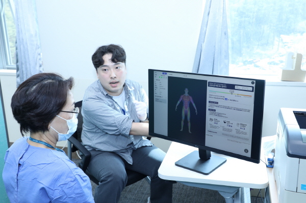 ▲ 대웅제약은 강릉아산병원 건강의학센터와 함께 지난 17일과 18일 양일간 센터 내 만 40세 이상 직원 185명을 대상으로 근감소증 및 안저검사를 포함한 디지털 헬스케어 기반 건강검진을 제공하는 ‘특별 건강체크업 Day’를 운영했다