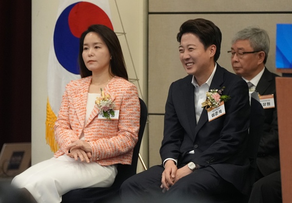 ▲ 개혁신당 이준석 대선후보(오른쪽)가 같은 당 이주영 의원과 함께 의협 정기총회에 참석했다.(사진 개혁신당 제공)