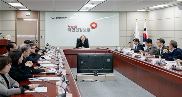 ▲ 국민건강보험공단은 담배소송 항소심 12차 변론을 앞두고 지난 27일 국민건강보험공단 서울강원지역본부에서 보건ㆍ법학ㆍ의학 전문가(전문단체)로 구성된 범국민흡연폐해대책단 자문회의를 개최해 담배소송 항소심 승소 전략을 논의했다.