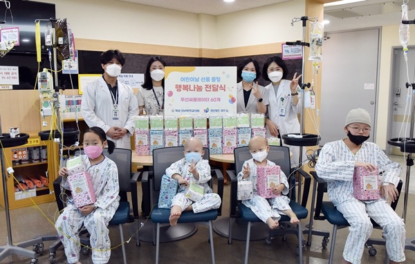 ▲ 화순전남대병원이 어린이날을 맞아 지난달 30일 병원 73병동에서 소아청소년과 입원 환아들에게 선물을 전달했다.