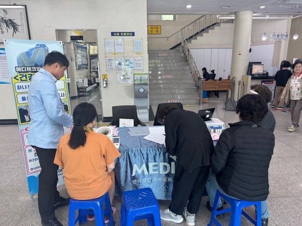 ▲ 건협 충북세종지부가 건강캠페인을 실시했다.