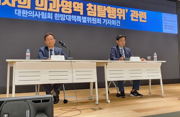 ▲ 박상호 위원장(왼쪽)과 이재만 부위원장.