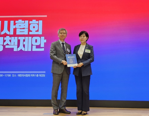 ▲ 의협은 10일 제21대 대통령 선거 보건의료분야 정책제안 보고회를 열고 보건의료분야 정책제안서를 더불어민주당에 전달했다.