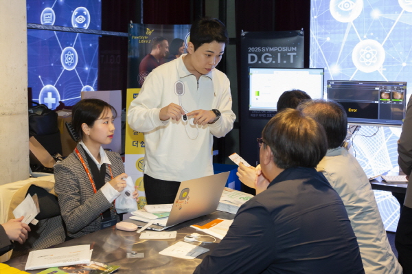 ▲ 대웅제약은 서울 마포구 라이즈 호텔에서 ‘2025 D.G.I.T 심포지엄(Daewoong Global Innovation in Technology Symposium)’을 개최, 디지털 헬스케어 기기를 직접 체험할 수 있는 ‘디지털 헬스케어 체험 라운지’를 운영했다고 밝혔다.