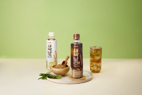 ▲ HK이노엔이 검정보리의 깊고 풍부한 맛을 담은 제로 칼로리 차(茶)음료 ‘새싹보리블랙’을 선보인다.