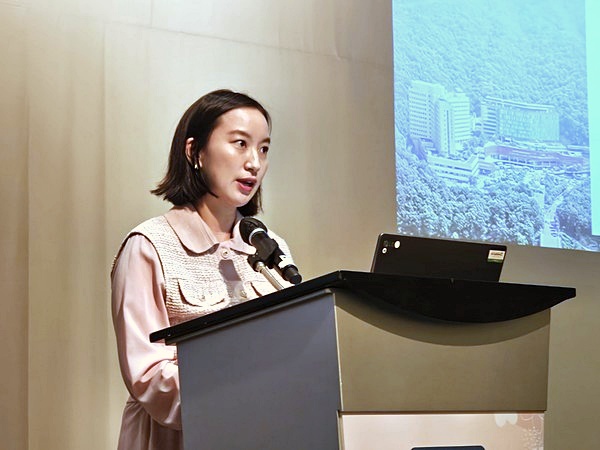 ▲ 최나예 약사는 병동전담약사 시행 사례를 발표하며 업무의 장단점 등을 소개했다.