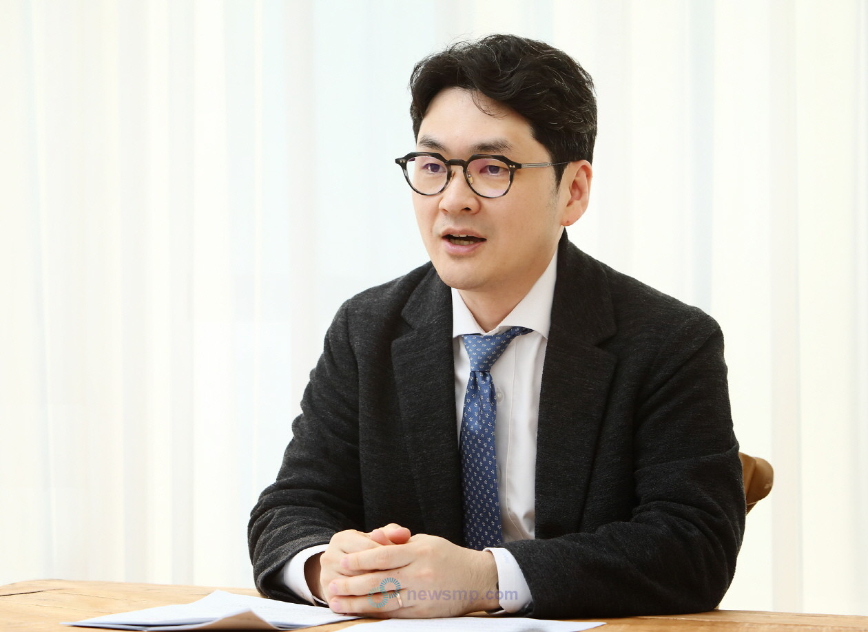 ▲ 전기현 교수는 "LDL-C는 낮출수록 좋지만, 부작용과 비용을 고려해 접점을 찾아야 한다"면서 “정해진 기준에 따라 약을 복용해야 할 정도로 나쁜 상태라면, 하루라도 빨리 치료를 시작해 장기적으로 혈관 건강을 지키는 것이 중요하다”고 조언했다.