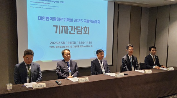 ▲ (왼쪽부터) 권재우 홍보이사, 정재원 보험이사, 장안수 이사장, 김상헌 총무이사, 김세훈 학술이사.