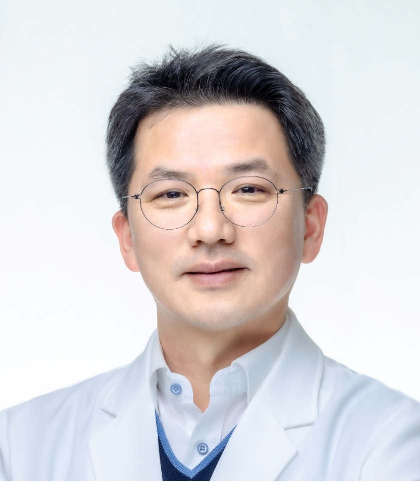 ▲ 전립선암 환자가 가파르게 증가하고 있는 가운데 지난해 British Journal of Urology International(BJUI)에는 진행성 전립선암의 전 과정에서 가장 기본적으로 사용되는 GnRH(Gonadotropin-Releasing Hormone) 작용제의 가치를 재확인한 연구 결과가 보고돼 이목을 끌었다. 이에 의약뉴스는 부산대학교병원 비뇨의학과 하홍구 교수를 만나 트립토렐린을 중심으로 전립선암 치료 여정에서 GnRH 작용제 기반 ADT의 가치를 조명했다.