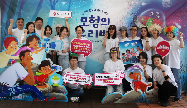 ▲ 길리어드 사이언스 코리아는 지난 17일, 전이성 유방암 환자 가족을 위한 동화책 ‘모험의 유리병 – 전이성 유방암 환자 가족을 위한 따스한 마법 같은 이야기’의 한국어판 출간을 기념해 일산 호수공원에서 열린 ‘핑크 패밀리 데이’에 참여, 임직원 봉사활동을 진행했다고 밝혔다.