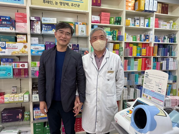 ▲ 강남구약사회 김형지 회장(왼쪽)이 직접 회원 약국을 방문해 명찰을 전달했다.