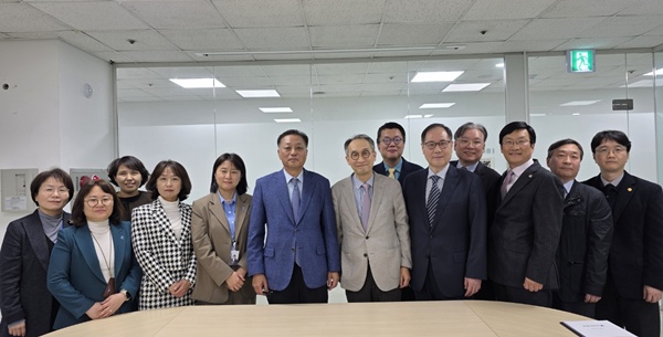 ▲ 지난 3월 열린 건강보험심사평가원과 내과학회, 내과의사회의 간담회.