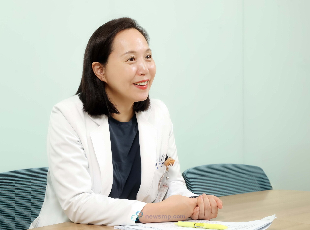 ▲ 지난 1월, 보건복지부는 손발바닥 농포증을 희귀질환으로 지정하고 산정특례를 적용, 생물학적제제에 대한 접근성을 높였다. 이제 손발바닥 농포증으로 일상 생활에 어려움을 겪고 있는 환자들이 보다 치료 효과가 뛰어난 생물학적제제를 통해 일상을 회복할 수 있는 기회가 마련됐다는 평가다. 이에 의약뉴스는 고려대학교 안산병원 피부과 유화정 교수를 만나 손발바닥 농포증의 질병 부담과 생물학적 제제의 임상적 가치 및 산정특례 전후의 변화를 조명했다.