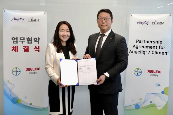 ▲ 대원제약과 바이엘 코리아가 폐경기 여성 대상 호르몬 치료제 2종에 대한 국내 유통 및 판매를 위한 파트너십 계약을 체결했다