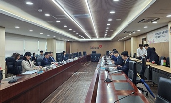 ▲건강보험공단 재정운영위원회가 정부 지원금 등 비급여성 보상을 향후 수가협상에 반영하기 위한 원칙을 마련하겠다고 밝혀 병원계가 반발하고 있다.