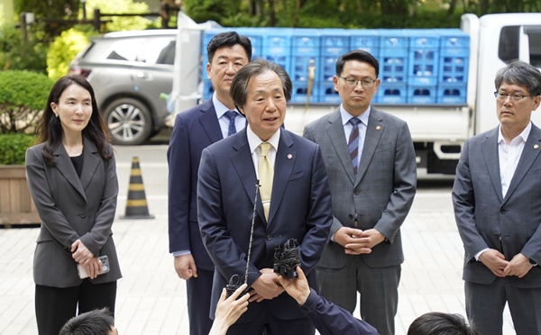 ▲ 정기석 이사장이 담배소송 변론에 참석하기 전 기자회견을 진행하고 있다.