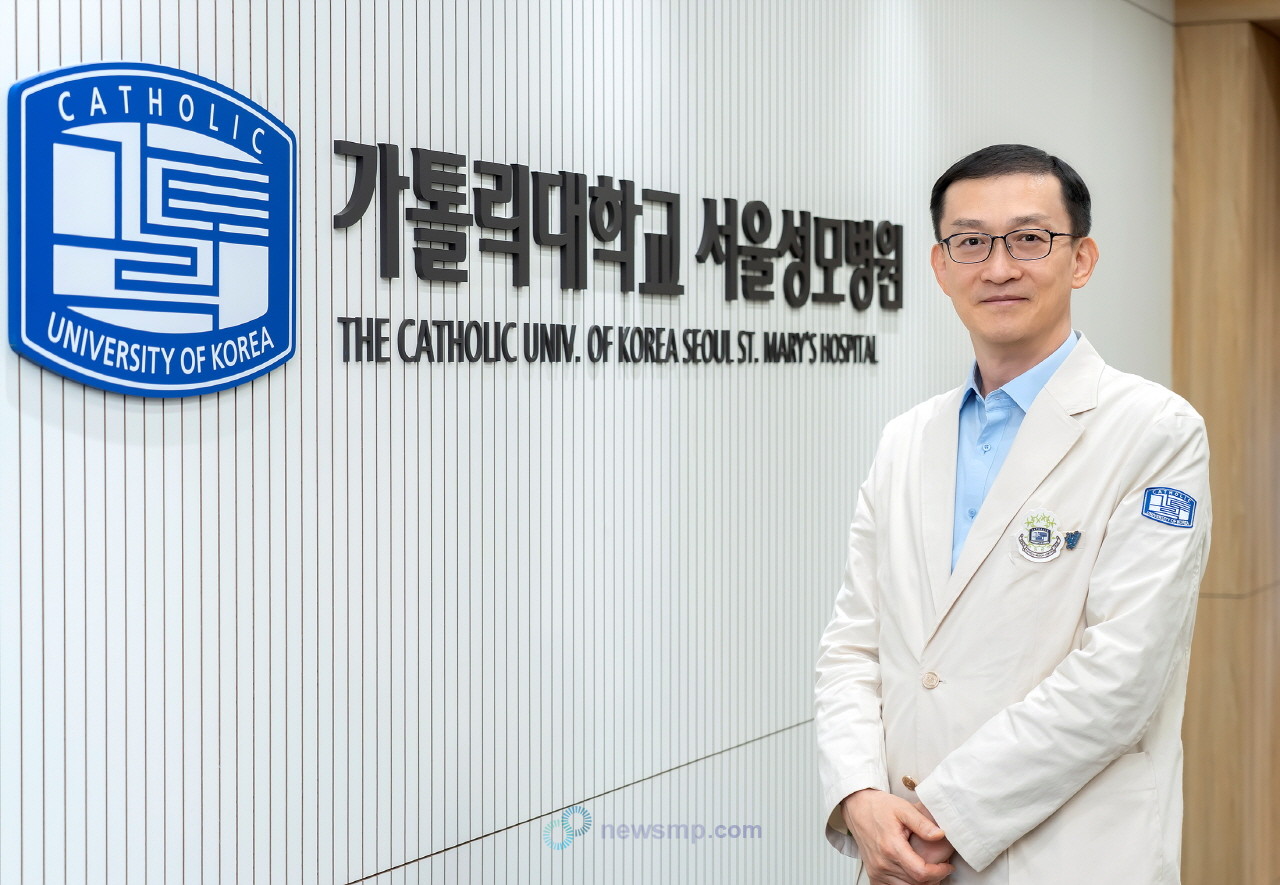 ▲ 지난해 8월, 최초로 이식편대숙주병 치료를 위해 개발된 표적치료제 레주록(성분명 벨루모수딜)이 식품의약품안전처의 허가를 받아 패러다임 전환을 예고하고 있다. 실제 임상진료 환경에서 치료 옵션을 소진한 이식편대숙주병 환자들에게 희망을 전하고 있다는 평가다. 이에 의약뉴스는 서울성모병원 혈액내과 김희제 교수를 만나 이식편대숙주병의 질병 부담과 레주록의 임상적 가치를 조명했다.