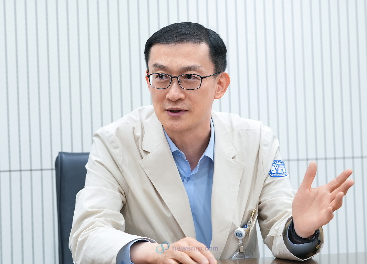 ▲ 김희제 교수는 “이식편대숙주병은 삶의 질을 심각하게 저해하는 합병증”이라며 "끝이 보이지 않는 치료를 평생 지속해야 한다는 점에서 삶 전반에 깊은 고통을 남기는 질환”이라고 전했다.