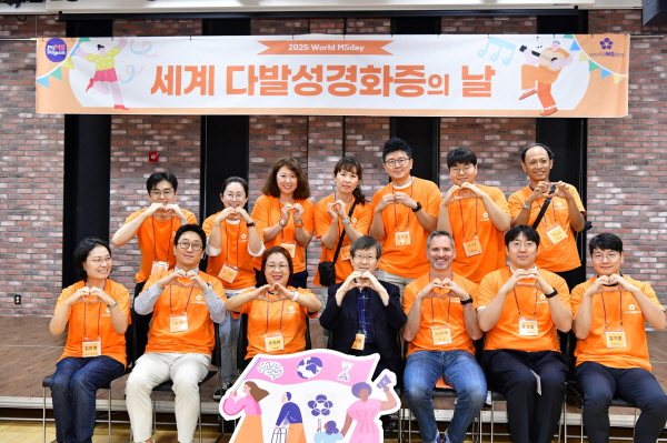 ▲ 한국머크 헬스케어는 세계 다발성 경화증의 날을 기념해 임직원을 대상으로 다발성 경화증의 질환 인지도를 높이고 환자들을 응원하기 위한 ‘다발성 경화증 바로 알기’ 사내 캠페인을 성황리에 진행했다고 26일 밝혔다.