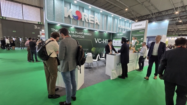 ▲ 한국의약품수출입협회는 지난 20일부터 22일까지 스페인 바르셀로나에서 개최된 Vitafoods Europe 2025 전시회에 KOTRA와 공동으로 한국관을 구성해 18개 국내 기업의 해외판로 개척을 적극 지원했다고 밝혔다.