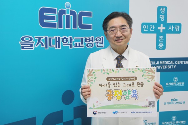 ▲ 김하용 병원장이 아동학대예방 릴레이 캠페인에 참여했다.