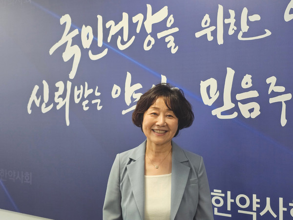 ▲ 이은경 부회장은 약사회가 재난 현장을 찾아 했던 봉사 활동 들을 설명했다.