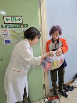 ▲ 이은경 부회장은 영남 산불현장에서 이재민들에게 의약품을 전달했다.