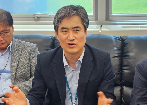 ▲ 신준수 국장은 바이오 미래 발전 협의체 구성 취지 등을 설명하며 동물대체시험법 도입과 관련한 식약처의 방침을 밝혔다.