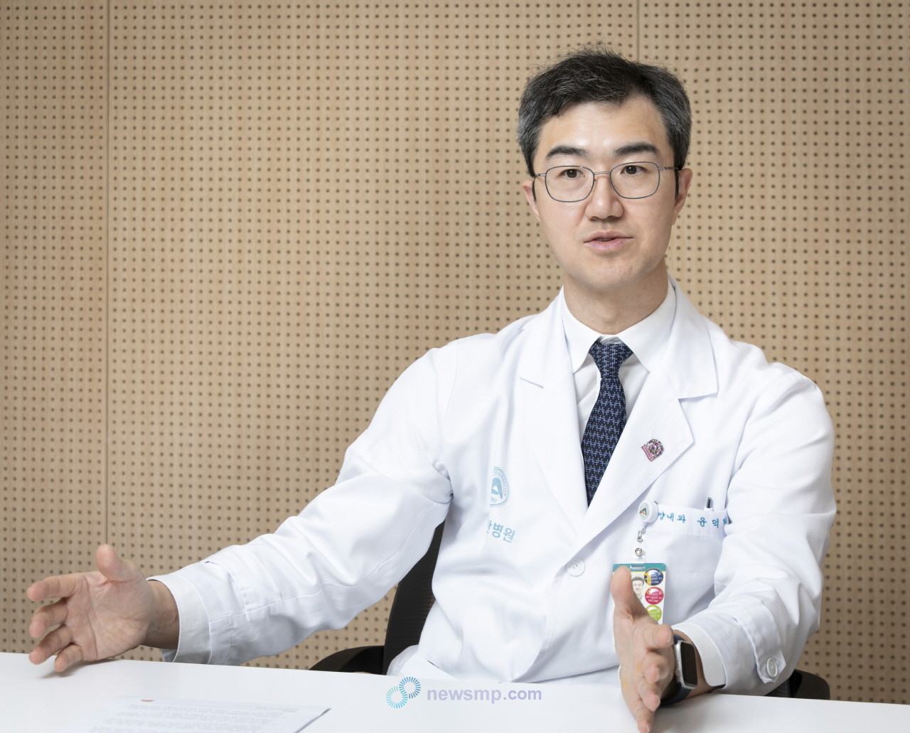 ▲ 예후가 좋지 않았던 R/R DLBCL 치료에 패러다임 전환을 이끌었던 CAR-T 세포치료제의 한계가 조금씩 두드러지고 있는 가운데, 성격은 전혀 다르면서도 임상에서 보고된 치료 성적은 크게 다르지 않은 새로운 기전의 혁신 신약, 이중항체가 등장해 치료제 선택의 폭을 넓히고 있다. 이에 의약뉴스는 서울아산병원 종양내과 윤덕현 교수를 만나 CAR-T 세포치료제가 등장한 이후에도 여전히 존재하고 있는 R/R DLBCL 치료의 미충족 수요와 함께, 지난해 미국혈액학회 연례학술회의(ASH)에서 CAR-T 못지않은 치료 성적을 보고한 엡킨리(성분명 엡코리타맙, 애브비)를 중심으로 이중항체의 임상적 가치를 조명했다.