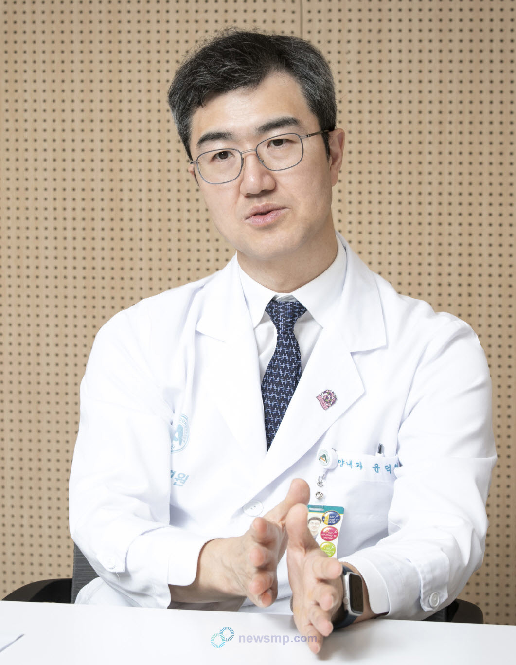▲ 윤덕현 교수는 “어떤 약이 효과가 있는지는 해당 질환을 진료하고, 임상시험에 참여한 전문가들이 가장 잘 안다”면서 “신약 접근성은 제고되어야 하며, 그에 대한 의사결정은 해당 질환의 전문가들이 주도할 수 있도록 전문가 중심의 평가 체계가 필요하다”고 강조했다.