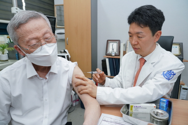 ▲ 한국GSK는 자사의 호흡기세포융합바이러스(Respiratory Syncytial Virus, RSV) 백신 아렉스비의 접종을 시작했다고 밝혔다.