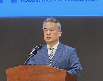 ▲ 김성근 대변인.