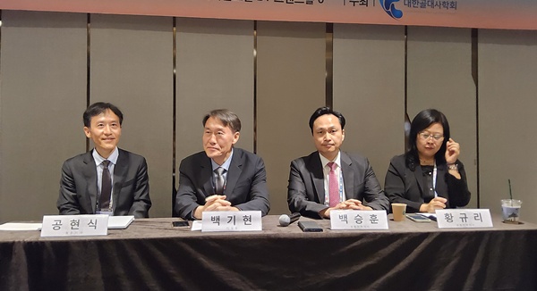 ▲ (왼쪽부터) 공현식 총무이사, 백기현 이사장, 백승훈 보험정책이사, 황규리 보험정책이사.