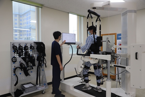 ▲ 충청남도 서산의료원이 전문재활센터 운동치료실에 최신 보행 재활 로봇 장비 로코맷 나노(Lokomat Nanos)를 설치하고, 본격적인 로봇 재활치료를 시작한다고 밝혔다.