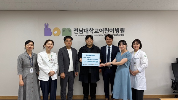 ▲ 광주 챔버싱어즈가 지난 23일 6동7층 세미나실에서 전남대학교병원에 희귀난치병 환아 치료비 400만원을 전달하고 있다. 왼쪽부터 전남대병원 김호영 공공보건의료팀장, 윤현주 공공보건의료실장, 광주챔버싱어즈 김형성 회장ㆍ장선근 지휘자ㆍ김상채 단원.