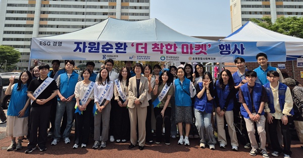 ▲ 건강보험심사평가원 광주전남본부가 27일 사용하지 않지만 쓸 수 있는 물품을 저렴한 가격에 판매하고 수익금을 지역사회에 기부하는 ‘더 착한 마켓’ 행사를 성공적으로 개최했다.