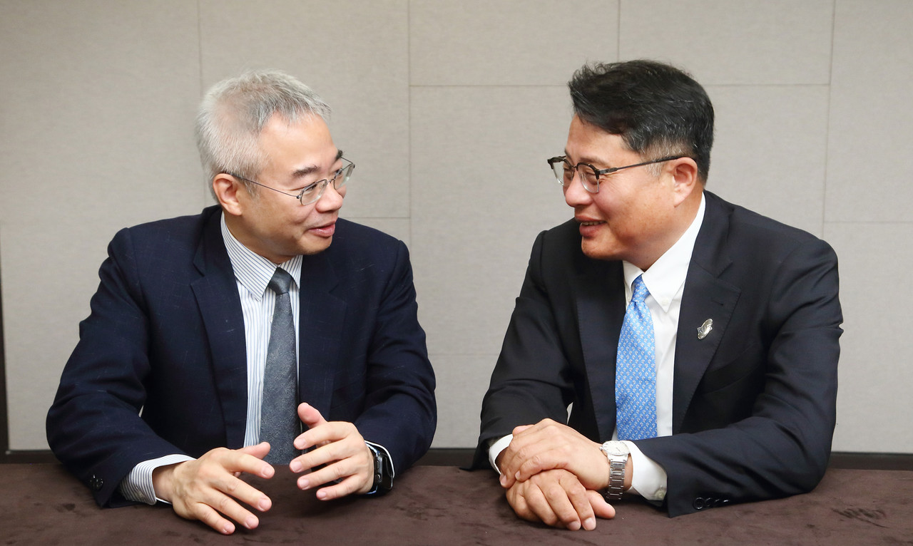 ▲ 국내외 골다공증 진료지침에서 환자들을 골절 위험도에 따라 보다 세분화해 그에 맞는 치료 전략을 제시하고 있는 가운데, 최근 대한고관절학회 국제학술대회 ICKHS 2025에서는 고관절 골절 환자에서 골형성 촉진제 ‘이베니티(성분명 로모소주맙)’의 임상적 가치를 조명하는 세션이 마련돼 이목을 끌었다. 의약뉴스는 이 자리에서 대만의 뼈건강 최적화 전략(Bone health optimization strategies)을 공유한 대만 가오슝 의과대학 청환 첸 교수(사진 왼쪽)와 대한고관절학회 송주현 회장을 만나 고관절 골절을 중심으로 ‘골다공증 골절 초고위험군’에 대한 치료 전략과 과제를 조명했다.